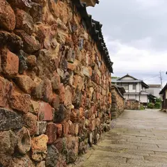トンバイ塀のある裏通り