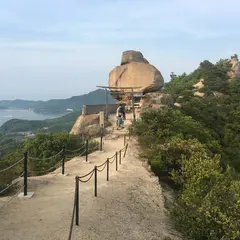 小瀬石鎚神社 重岩（かさねいわ）