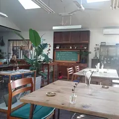 雨に花