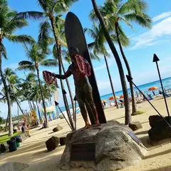 デューク カハナモク像