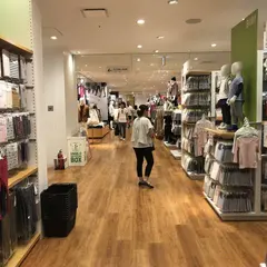 ユニクロ ルクア イーレ店