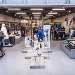 アディダスブランドコアストア福岡