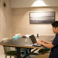 新宿 コワーキングスペース《勉強カフェ 新宿スタジオ》自習室利用可・wifi・電源有