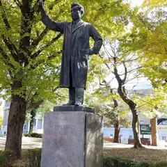 野口英世像