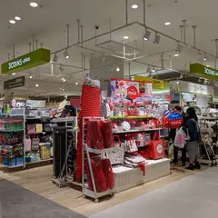3COINS +plus MOMOテラス六地蔵店