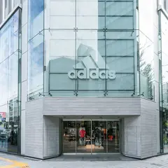 アディダス ブランドコアストア 新宿
