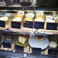 Cafe クマとサーモンと （bear and salmon and…）