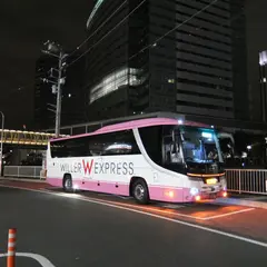 横浜駅東口スカイビル（YCAT）前