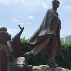 貫一お宮の像（お宮の松）