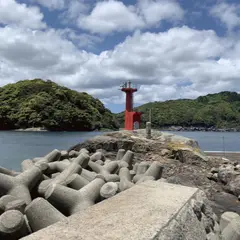 ガンジャが鼻の赤灯台（伊根港カンジャガハナ灯台）