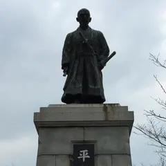 平野 二郎國臣の銅像