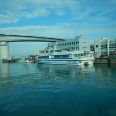 泊港北岸Happyland ship