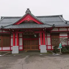 弥彦駅前広場 湯のわ