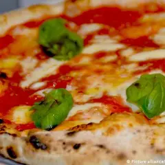 Pizza World & m