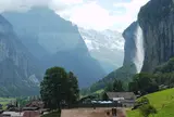 滝に囲まれたラウターブルンネン