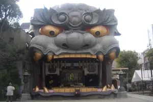 ★大阪ミナミに巨大獅子が出没！なんばパークスから湊町