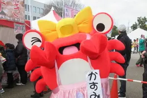 空は晴れ渡り、壮大な日本海を餘部鉄橋「空の駅」から