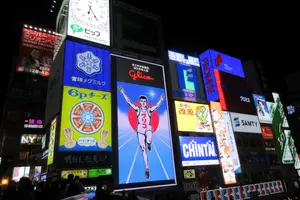 道頓堀と法善寺横丁を闊歩。くいだおれのまち大阪の日常
