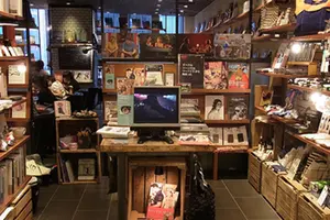コーヒーとパンと本を買って、大濠公園でまったりして、泊まれる本屋に帰る。