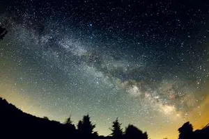 谷川岳で夏の満天の星空と天の河を見上げる／天神平