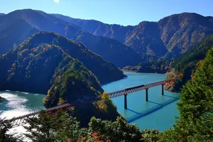 碧に浮かぶ湖上駅。絶景トロッコ列車で行く南アルプス一泊二日旅。
