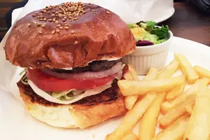 カロリーなんて気にするな！東京の美味しいグルメバーガーはここだっ！！