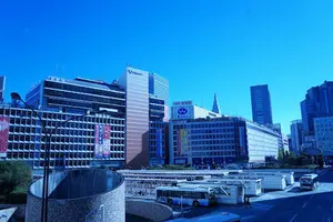 都会の喧騒を離れて、新宿のオアシスを巡る