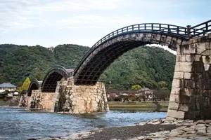 意外と近い『錦帯橋と宮島を一緒に観光！』公共交通利用、温泉に宿泊！山口・広島モデルコース【1泊2日】