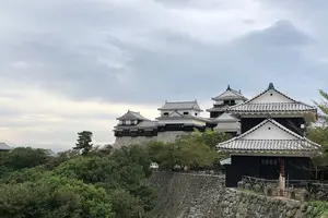 現存12天守の松山城を中心に楽しみきる！