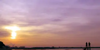 日の出の海岸が真っ赤に染まる、冬の絶景ポイントの旅