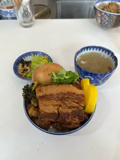 あの魯肉飯