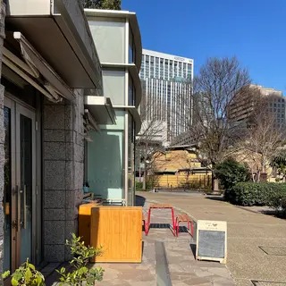 まちの本とサンドイッチ