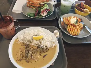 almond hostel & cafe