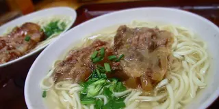 国際通りの裏側へ！1,000円以内で沖縄のソウルフードを食べ歩き！