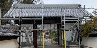 深谷市・総持寺の山門の屋根が美しく葺き替えられていました