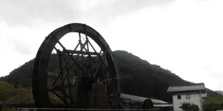 バクダンキャンディー！？昔ながらの雰囲気漂う岡山県新見市。親子孫水車で体験できる紙すき。