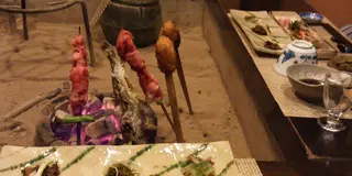 日本情緒の温泉地で炉端焼きやお酒などに舌鼓