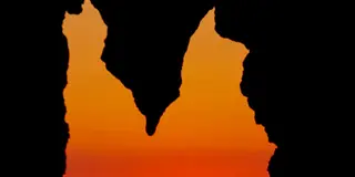 春分と秋分の頃だけ！はさみ岩に落ちる夕陽と大間港のマジックアワー、地元人気串焼店の金福で至福のひと時