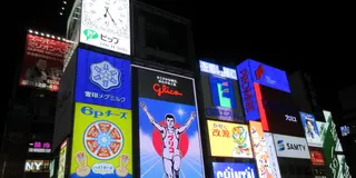 道頓堀と法善寺横丁を闊歩。くいだおれのまち大阪の日常