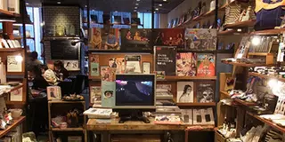 コーヒーとパンと本を買って、大濠公園でまったりして、泊まれる本屋に帰る。