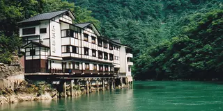 船でしか行けない秘境の一軒宿　富山