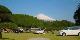 小さい子供連れファミリーにも安心。ふかふか芝生でのんびりファミリーキャンプ