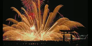 宮島の水中花火は迫力満点じゃけぇ