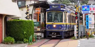 ［腰越駅～江ノ島駅］江ノ電とクルマが並走する景色♪
