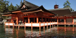 朱塗りがたまらないカッコよさ。自然と調和した海上神殿・厳島神社