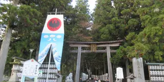 八咫烏で有名な熊野本宮大社境内をめぐる