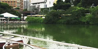 夕涼み川沿いカフェ