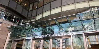 夏のデートも東京ミッドタウン日比谷で決まり！コーヒー片手に絶景眺めて、おしゃれなバーで締めくくる。