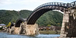 意外と近い『錦帯橋と宮島を一緒に観光！』公共交通利用、温泉に宿泊！山口・広島モデルコース【1泊2日】