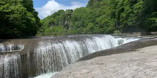 吹き割りの滝